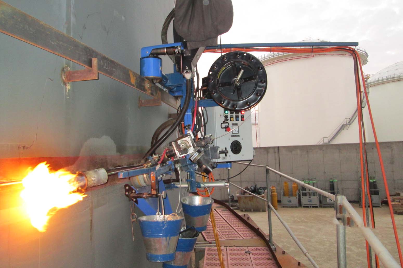 Automatic submerged arc girth welding machine for 2G welding on tanks; soudage automatique pour réservoirs